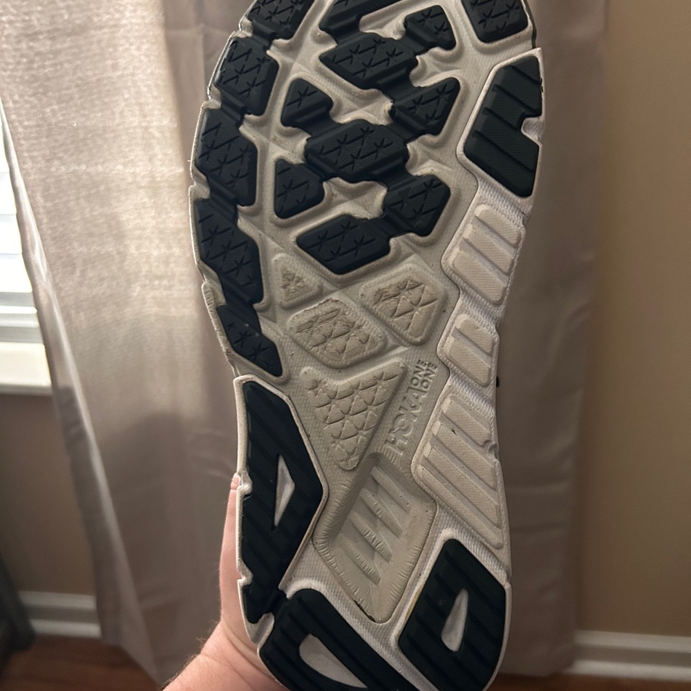 These are black men’s hokas size 11.5.